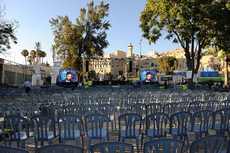 כך נראה המופע הענק של עמיר בניון ליד מערת המכפלה