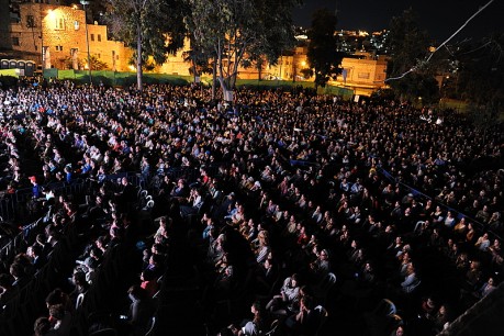 כך נראה המופע הענק של עמיר בניון ליד מערת המכפלה