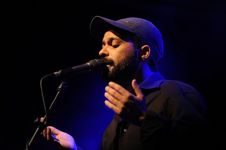 כך נראה המופע הענק של עמיר בניון ליד מערת המכפלה