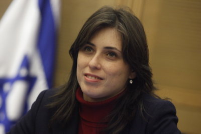 חוטובלי: לאסור את השימוש בסלולר על נהגים צעירים