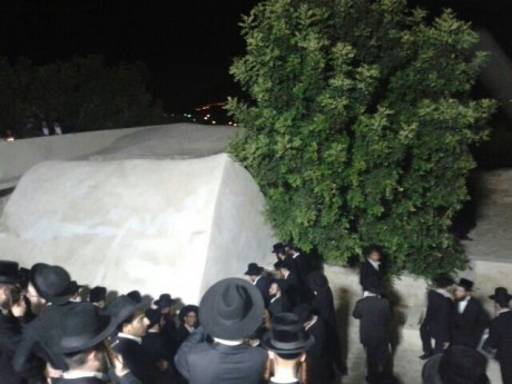 מאות יהודים בהילולת אהרון הכהן בכפר עוורתא