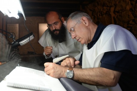 מתחזק: נתניהו עם טלית-קטן כותב ספר תורה