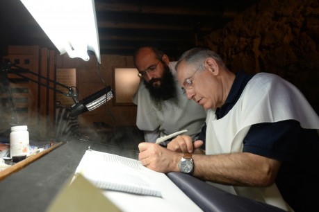 מתחזק: נתניהו עם טלית-קטן כותב ספר תורה