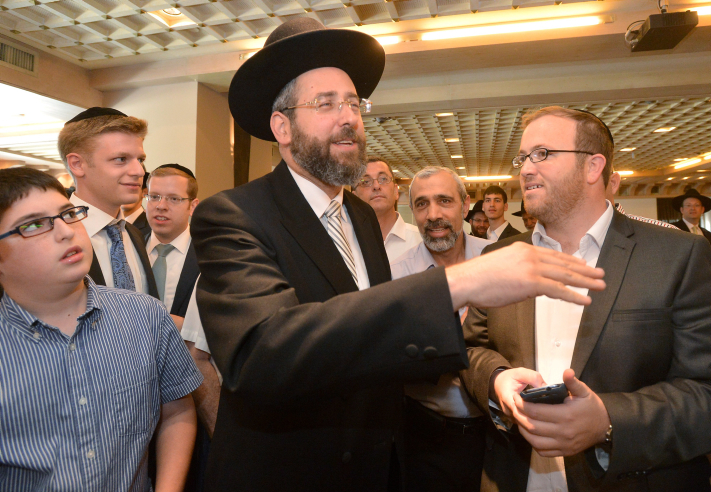 שעות לפתיחת הקלפיות: נכד הרב לאו הוכנס בברית