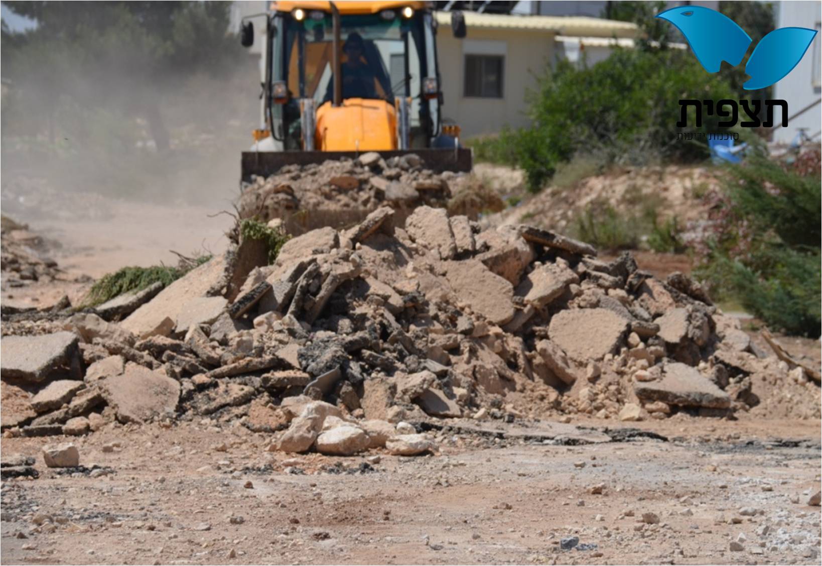 עמונה: הורסים כביש וקראוון כדי למנוע את החרבת הישוב