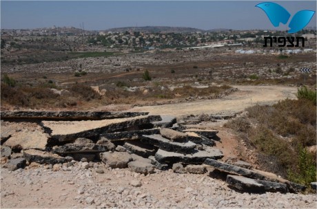 עמונה: הורסים כביש וקראוון כדי למנוע את החרבת הישוב
