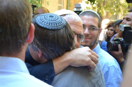 גלרית תמונות מיום הדין: רגעי ההכרעה הדרמטיים במשפט הרב מרדכי אלון