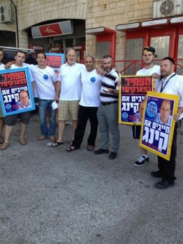 בגלל מצוקת התושבים: אריה קינג מסייר בשכונות