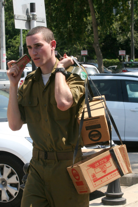 המירוץ לערכות המגן: כך זה נראה במוקדי החלוקה