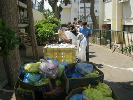 נותנים באהבה: מחזיקים בחיים 300 משפחות כל שבוע
