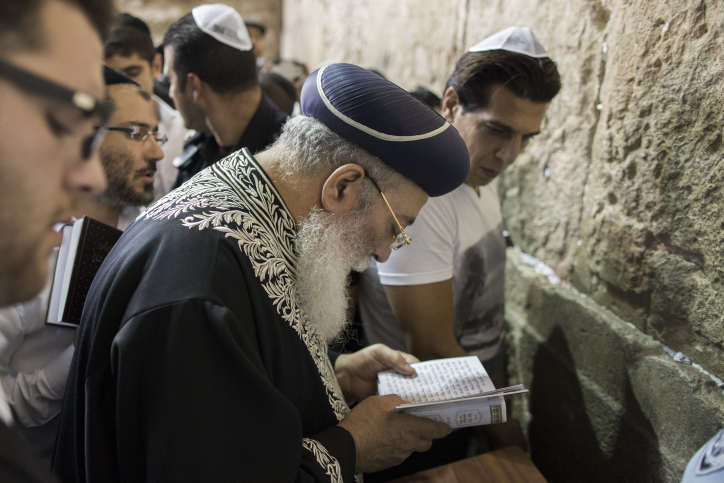 הרב עובדיה יוסף אושפז בטיפול נמרץ