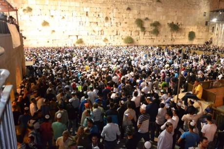 גלריית ענק: עשרים אלף איש בסליחות בכותל המערבי