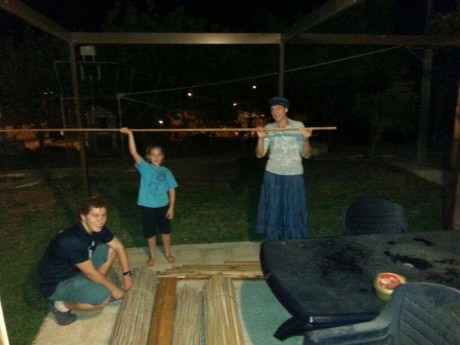 מוצאי יום כיפור: בבית היהודי כבר בונים את הסוכה