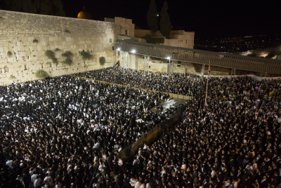 רבבות בתפילה בכותל המערבי לרפואת הרב עובדיה יוסף