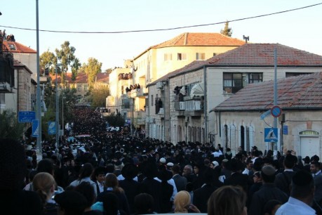 גלריית תמונות: מאות אלפים גודשים את הרחובות