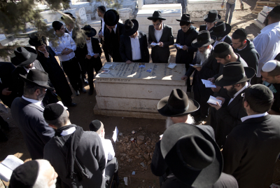 היום שאחרי: עשרות מתפללים על קברו הטרי