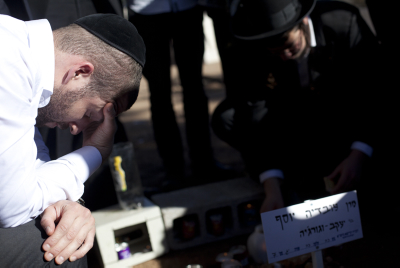 היום שאחרי: עשרות מתפללים על קברו הטרי