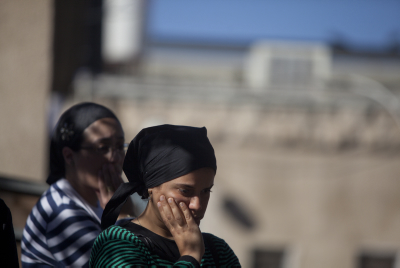 היום שאחרי: עשרות מתפללים על קברו הטרי