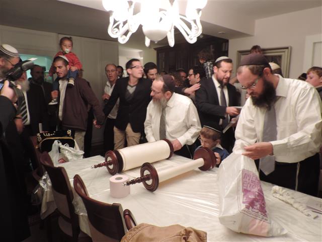 מאות הגיעו להכנסת ספר התורה לזכות הרב נחום נריה