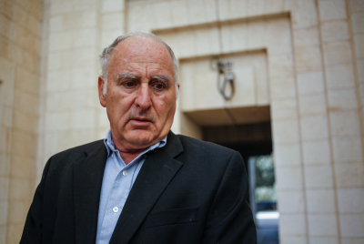 "מי שרץ עם סכין שלופה דמו בראשו"