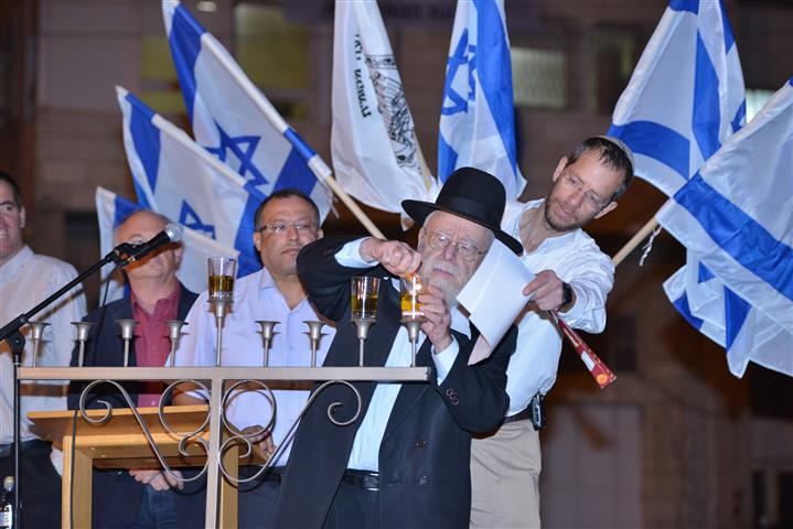 הרב ליאור מדליק חנוכייה (Small)