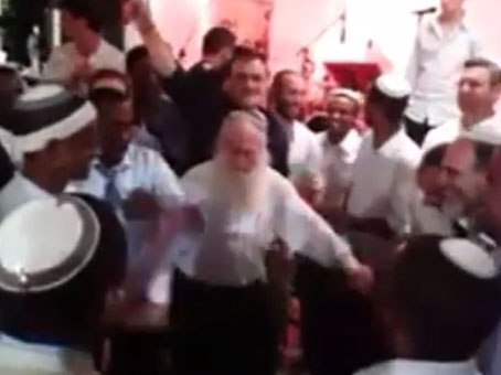 צפו: הרב דב ביגון בריקוד אתיופי מסורתי