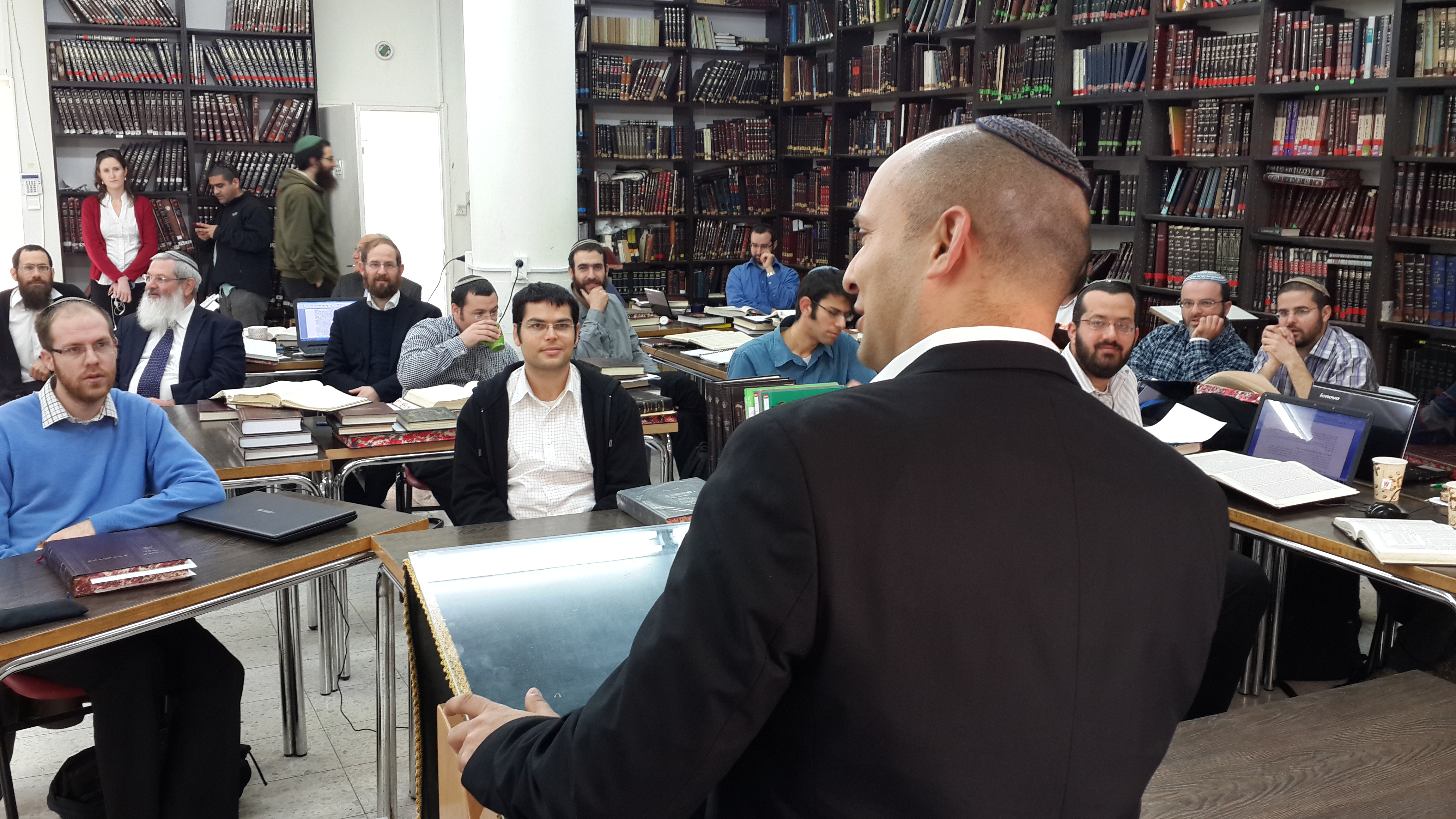 בנט הבטיח לאברכים: נפעל למינוי דיינים סרוגים