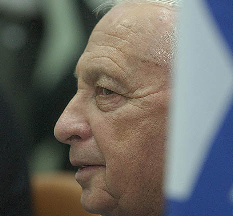 החמרה במצבו של שרון, בני משפחתו בבית-החולים
