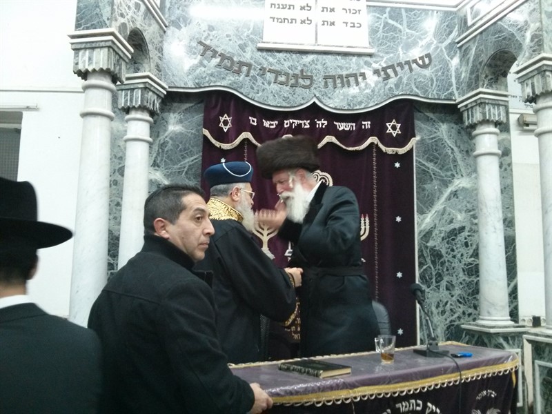 אורח בשיעורו של הרב יצחק יוסף: הרב יצחק גרוסמן