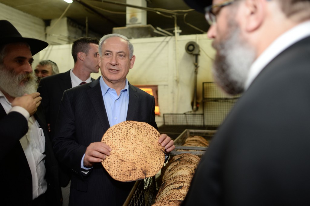 ראש הממשלה בנימין נתניהו מבקר במפעל לאפיית מצות לקראת חג הפסח בכפר חבד - 1.4.14 - צילום - קובי גדעון לעמ (4)