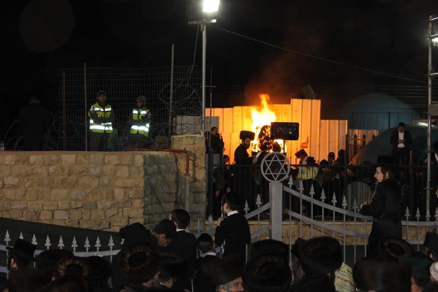 שֶׁמֶן שָׂשׂוֹן מֵחֲבֵרֶיךָ: צפו ברבבות חוגגים ל"ג בעומר במירון