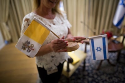 שו"ת: אסור להסתכל על האפיפיור; יש לקרוא לו בשם גנאי