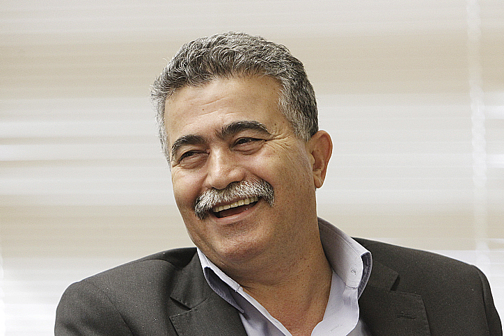 לאחר כארבע שנים: עמיר פרץ שוב עובר מפלגה