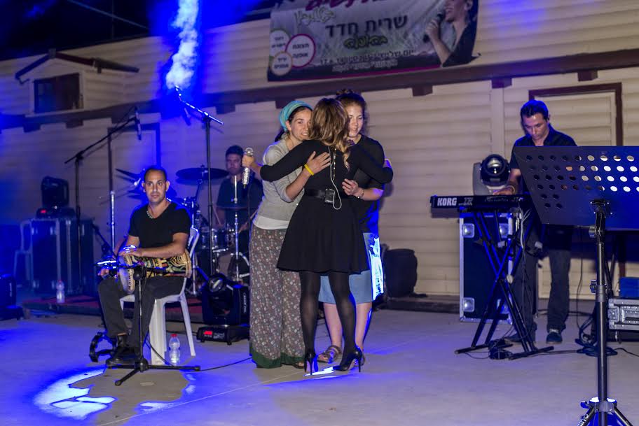 בנות הדוד של החטוף נפתלי פרקל עם שרית חדד, אתמול (צילום: גילי צידון)