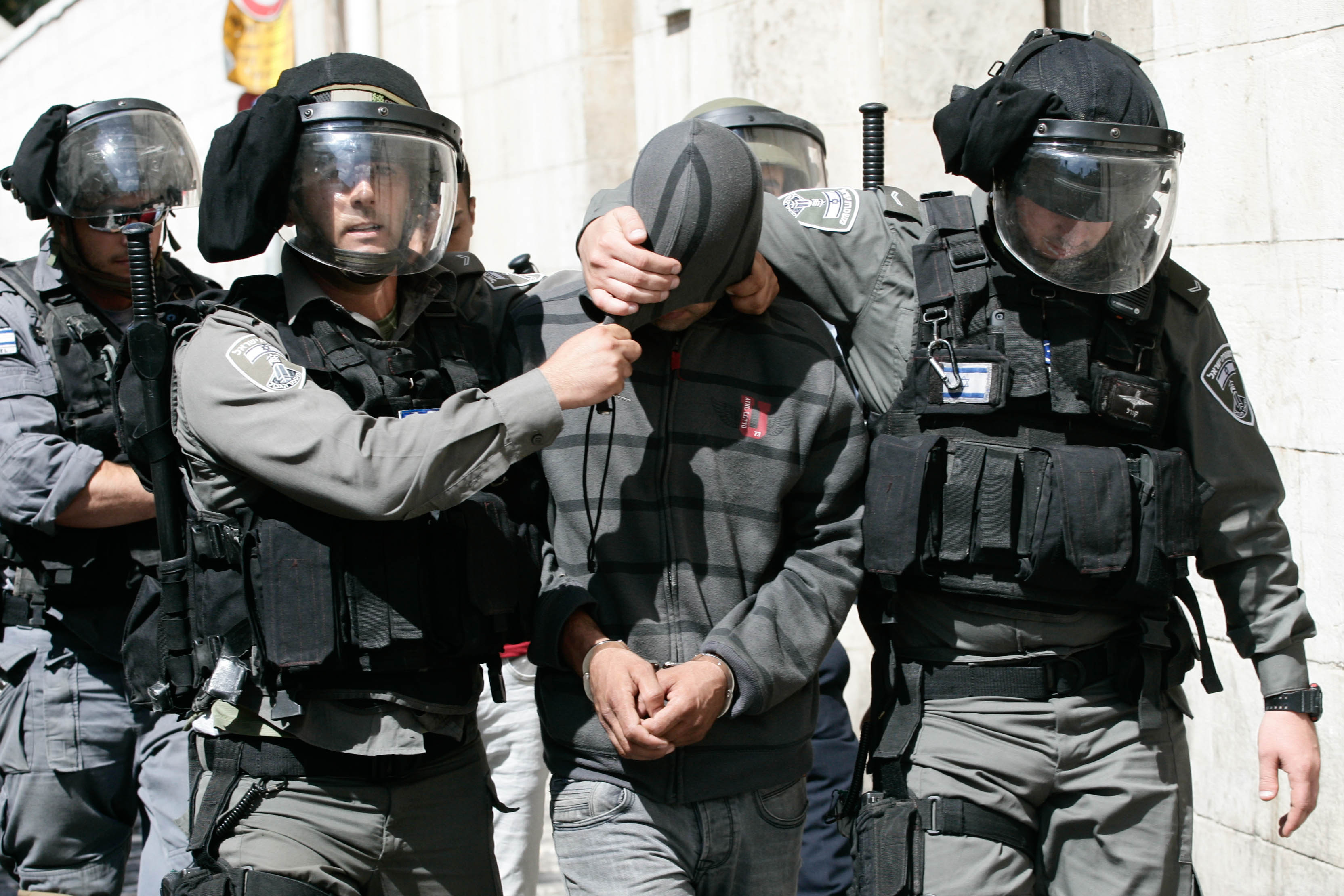 מחבלים ירו לבתי יהודים; המשטרה עצר דווקא את הקב"ט