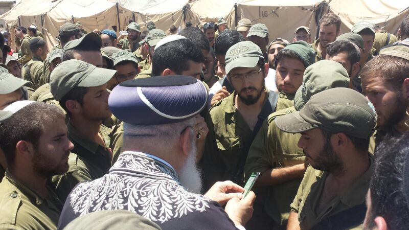 צפו: הרב עמאר בתפילה עם החיילים בעוטף עזה