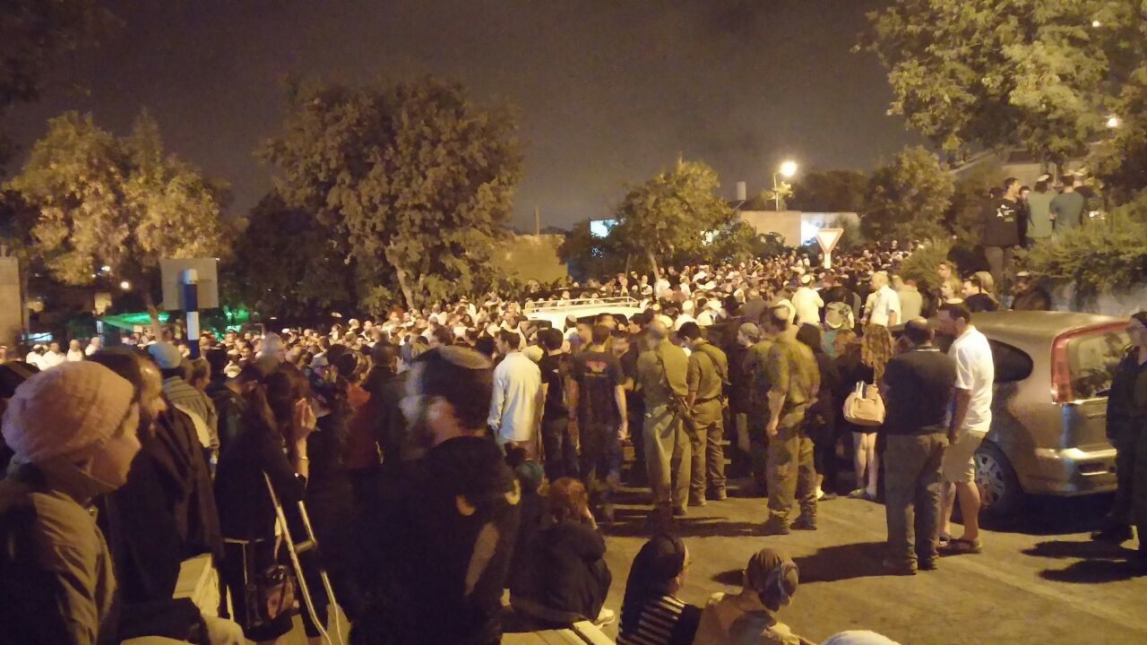 במקום חופה – הלוויה: דרכו האחרונה של בניה שראל