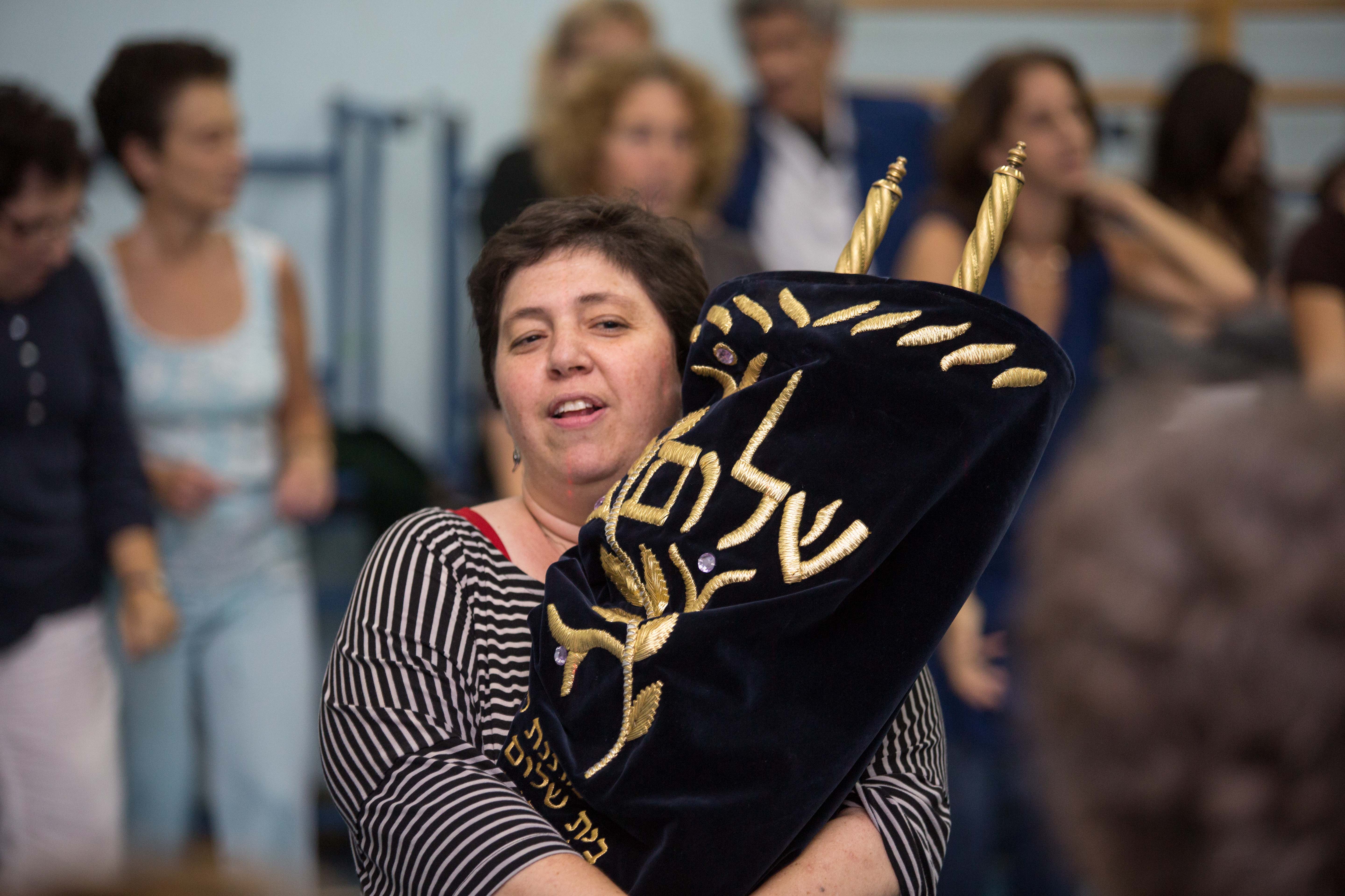 בית הלל: "לאפשר לנשים לרקוד עם ספרי תורה"