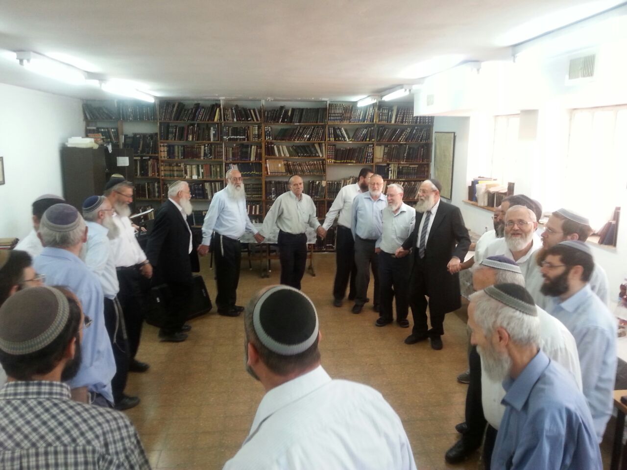 אברכי 'הלכה ברורה' רקדו עם רבה של ירושלים