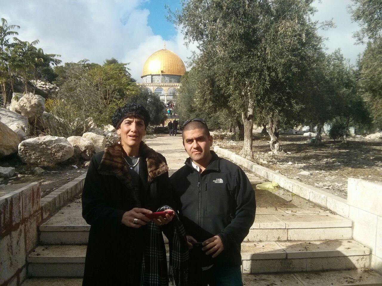 צפו: מוסלמיות תוקפות את שולי מועלם בהר הבית