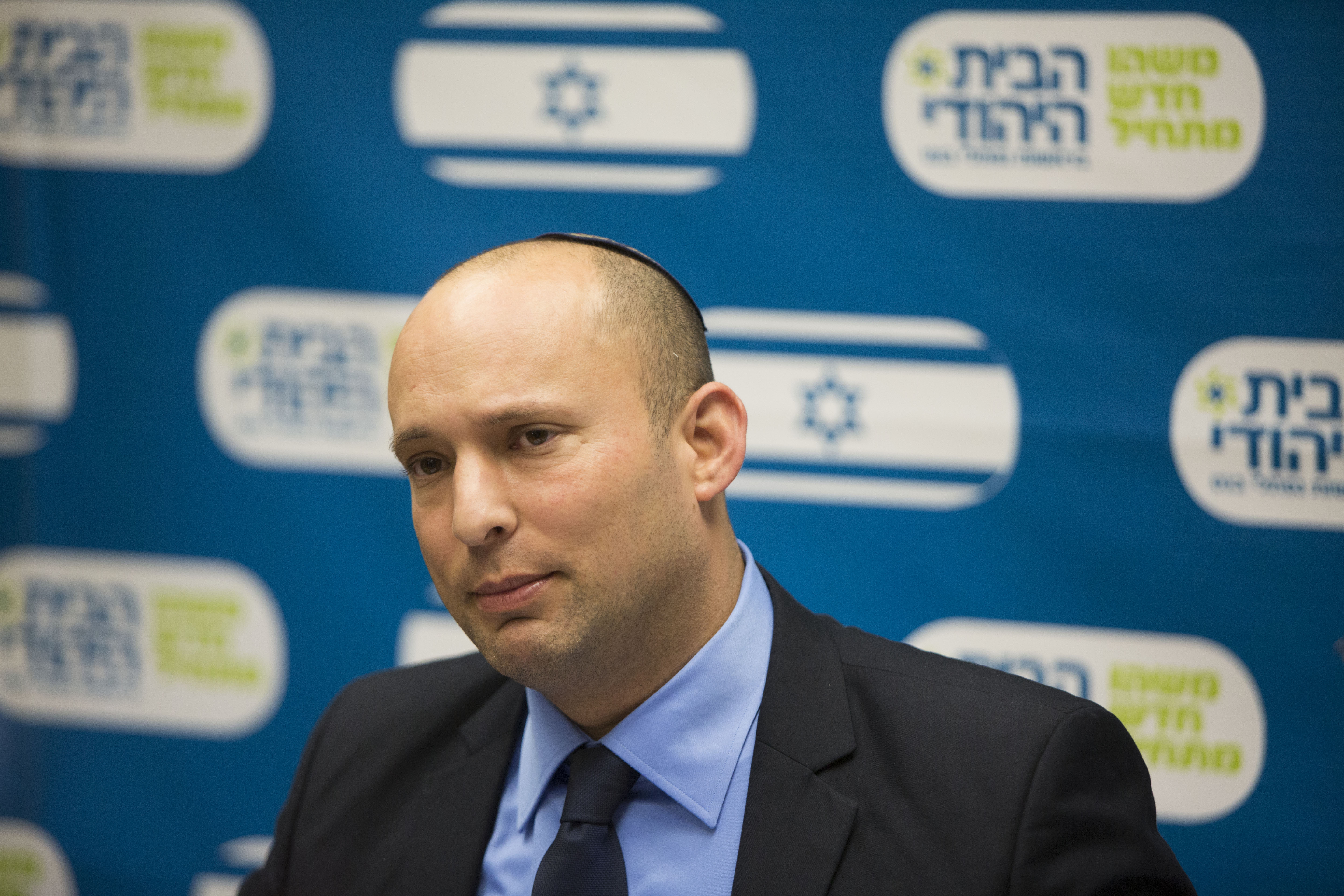 כיצד הגיב בנט כשנשאל למה הוא נושא נשק?