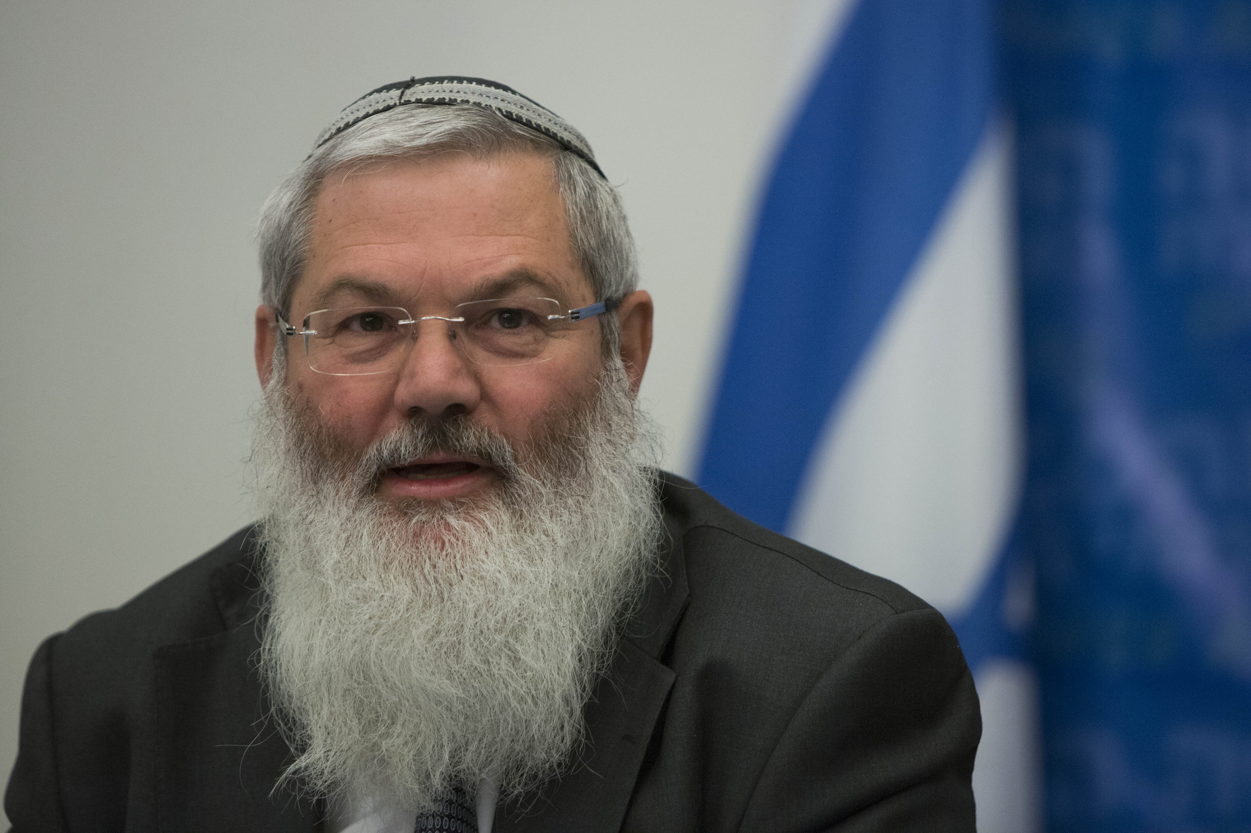 בניגוד להצהרתו: הרב אלי בן דהן חתם על חוק הגיור