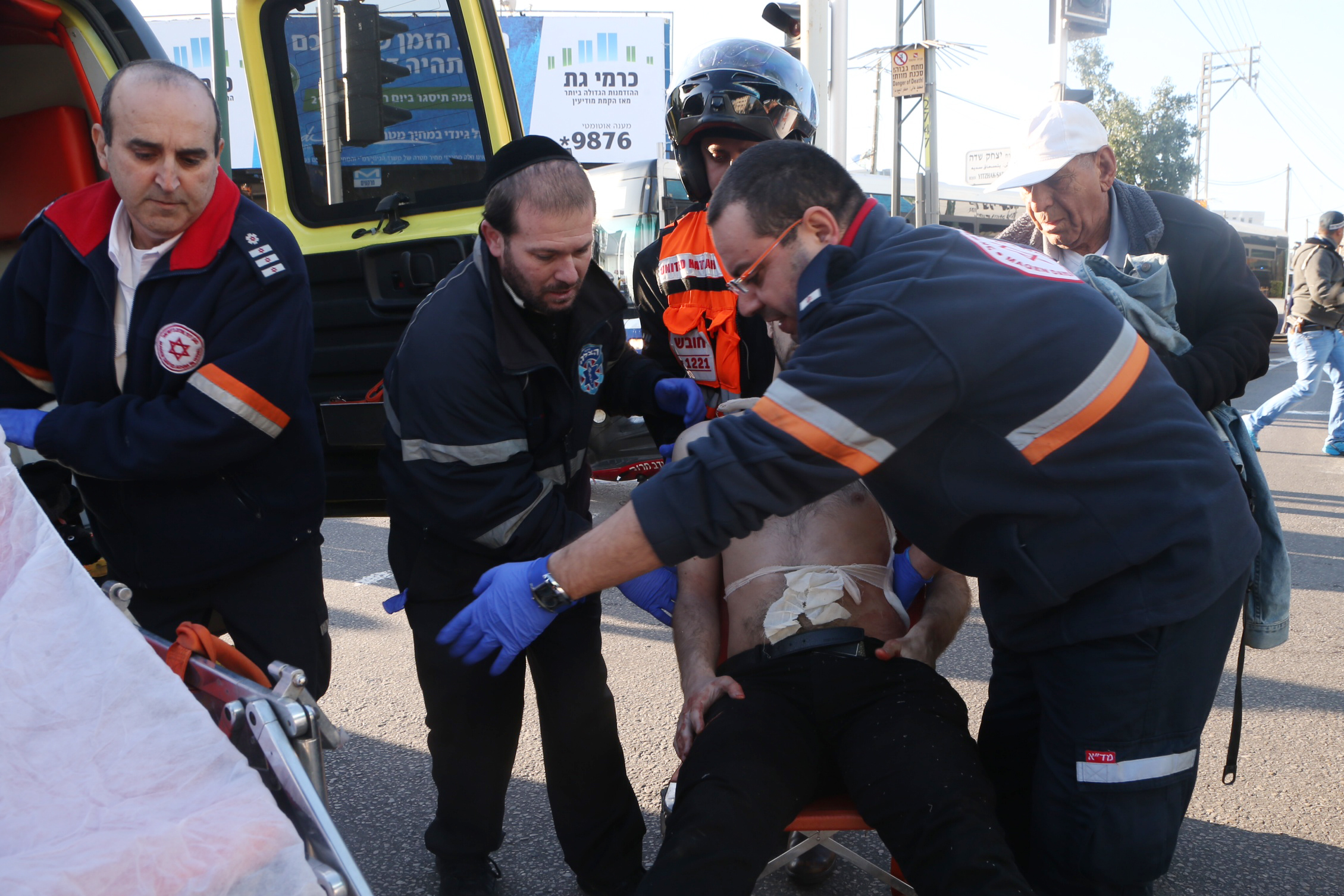 הלוחם נדקר בצווארו והספיק לירות על המחבל