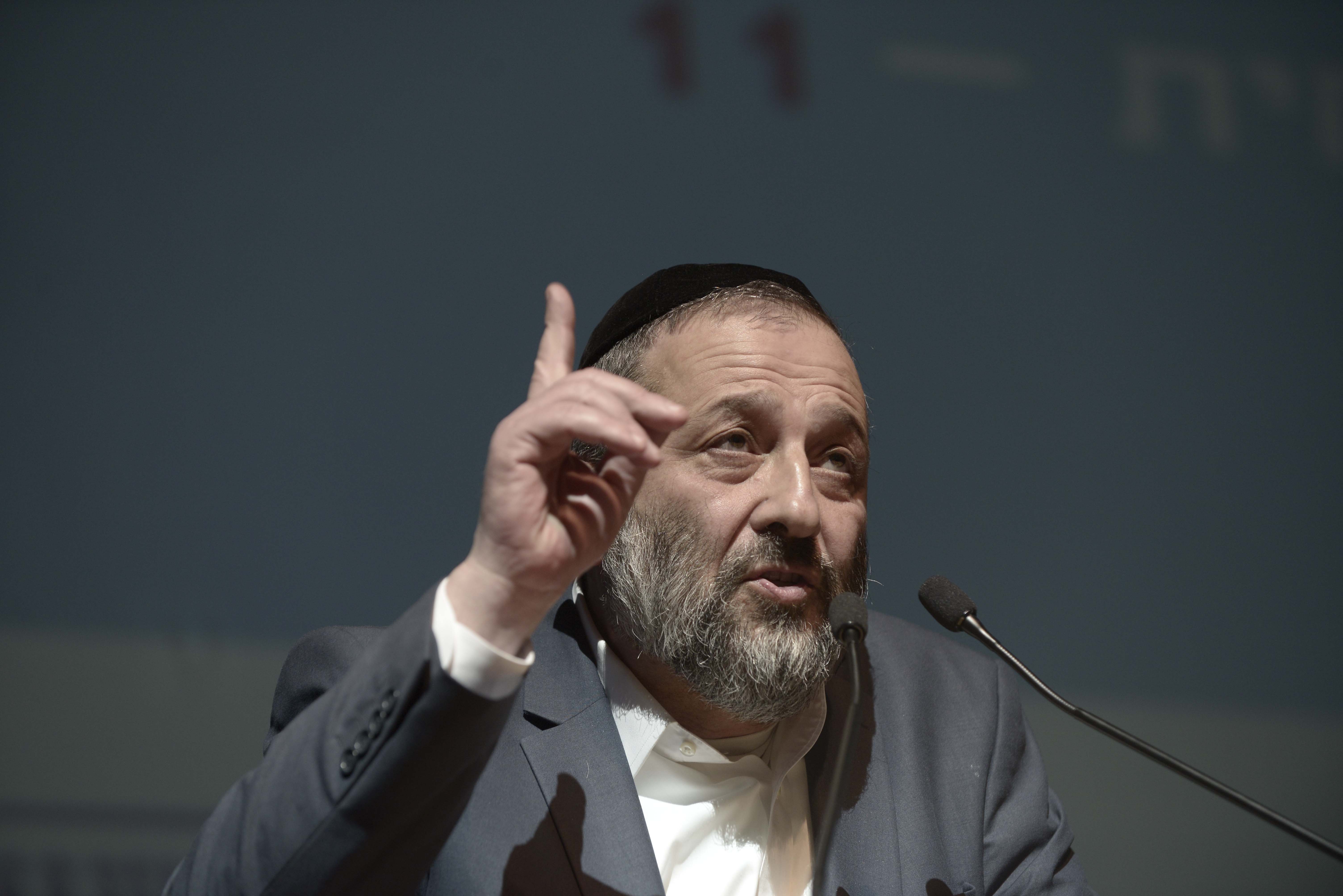 השקופים: דרעי ממחזר תעמולה קומוניסטית