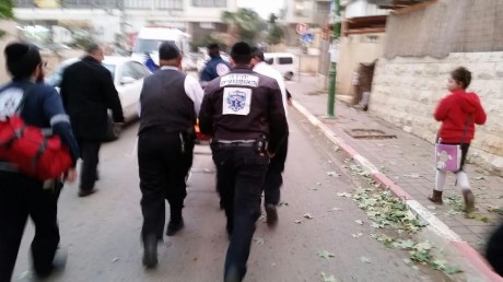 עץ קרס ופגע בילדה בת 7 בבני ברק