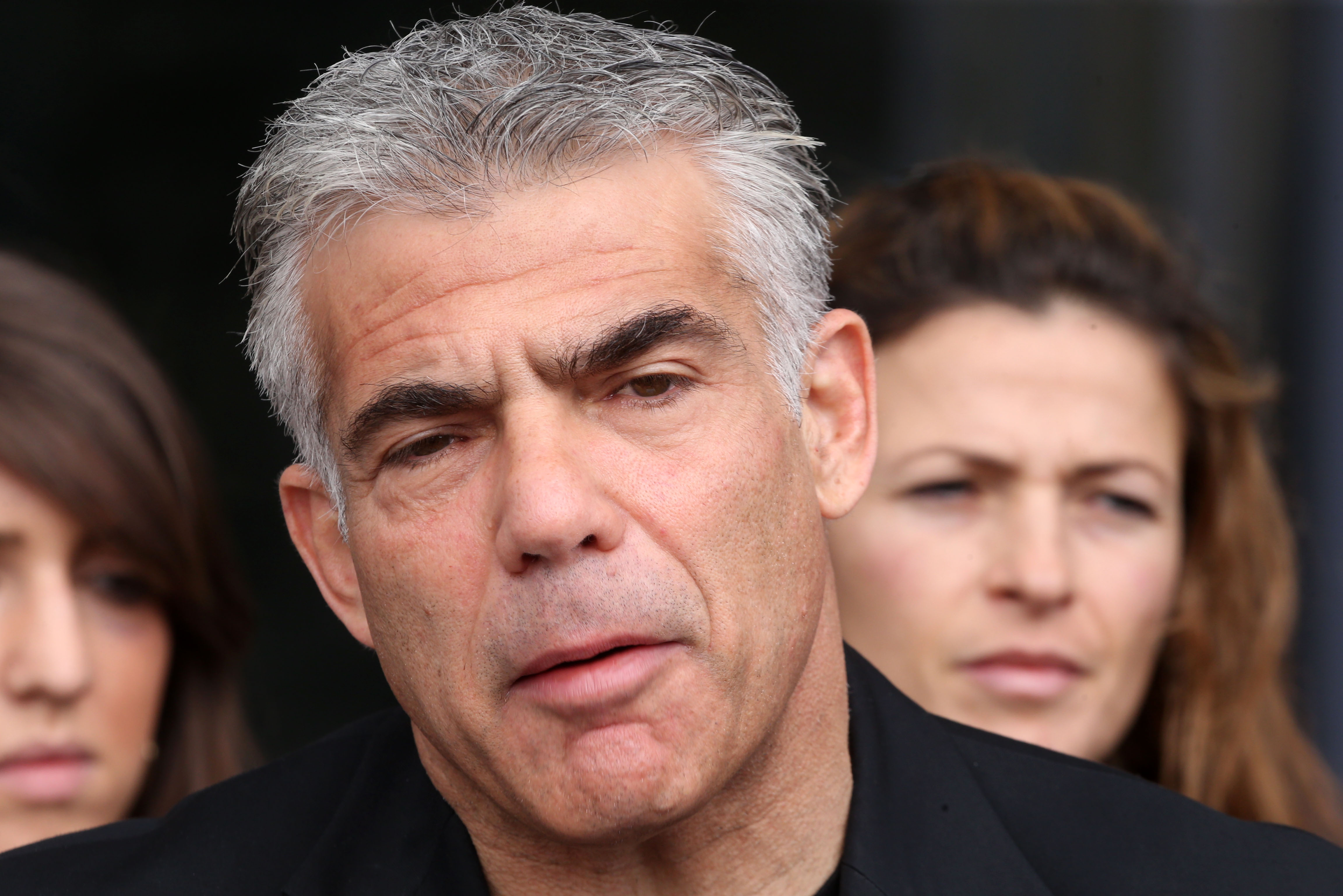 חצרוני ולפיד מתכסחים בפייסבוק; 'אעזור לך לעזוב'