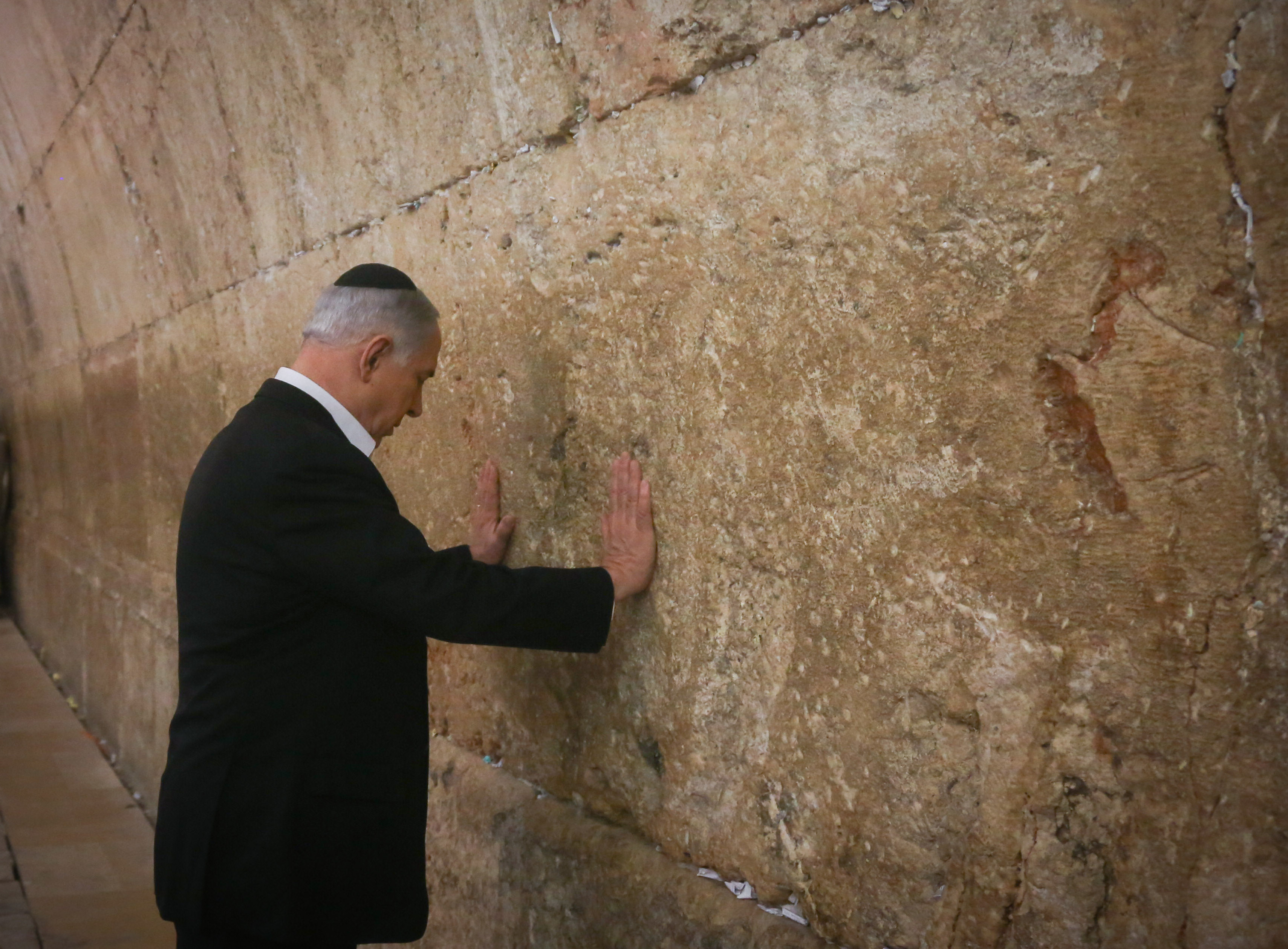 בדרך לארה"ב: נתניהו התפלל בכותל המערבי