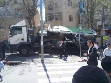 נס: משאית התהפכה על מדרכה בסמוך לילדים