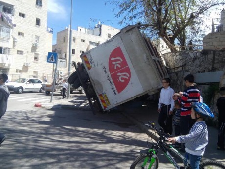 נס: משאית התהפכה על מדרכה בסמוך לילדים