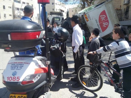 נס: משאית התהפכה על מדרכה בסמוך לילדים